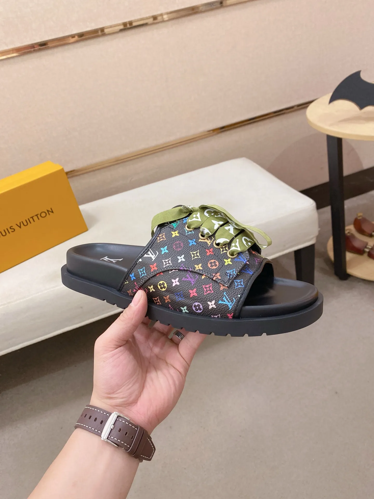 Men's shoes 💰: 340💰Made by LV🔍Top purchasing agents. Men's spring and summer slippers are available at the same counter. The uppers are imported cowhide from Italy, with logo graphics and high-quality craftsmanship. Soles: original soles specially provided by the original factory. Exclusive movable molded soles are super comfortable. Original goods follow orders. 🔍🔍High quality. You can enter and exit the counter at will. Welcome to compare. Size 38-44.